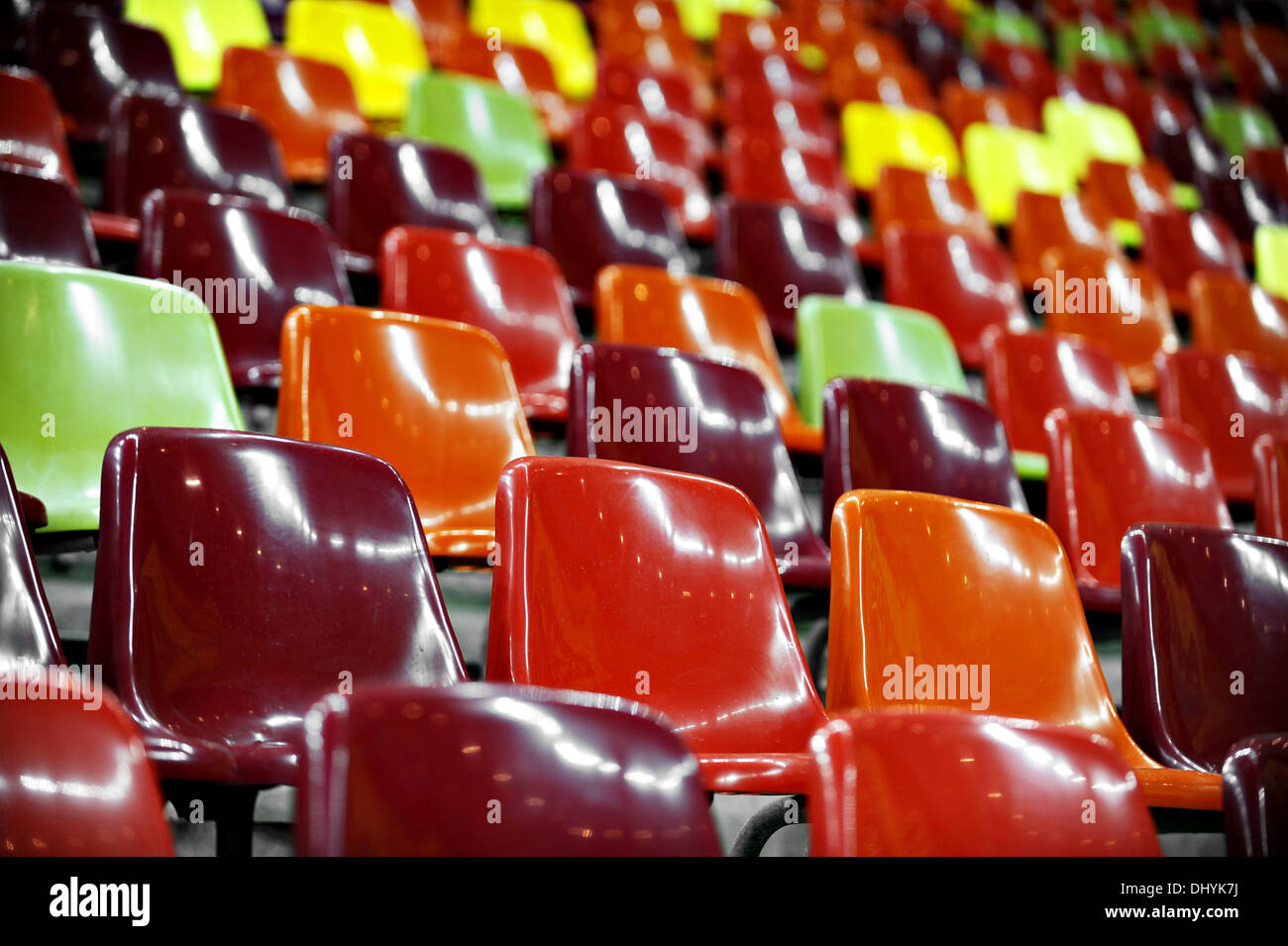 Stadio vuoto sedili colorati con nocturne riflessioni luci Foto Stock