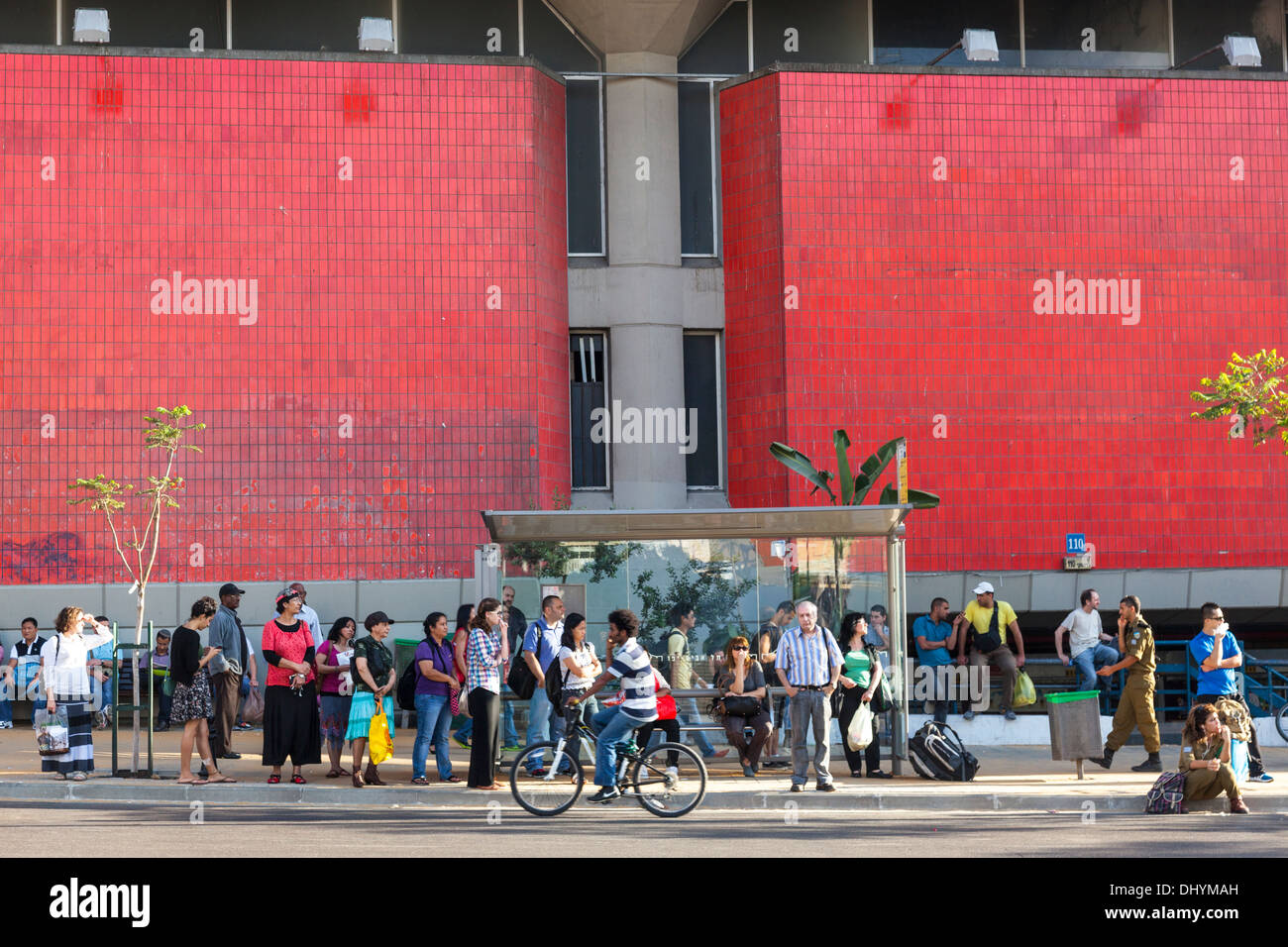 Persone in attesa per il bus fuori dalla nuova stazione centrale degli autobus di Tel Aviv, Israele Foto Stock