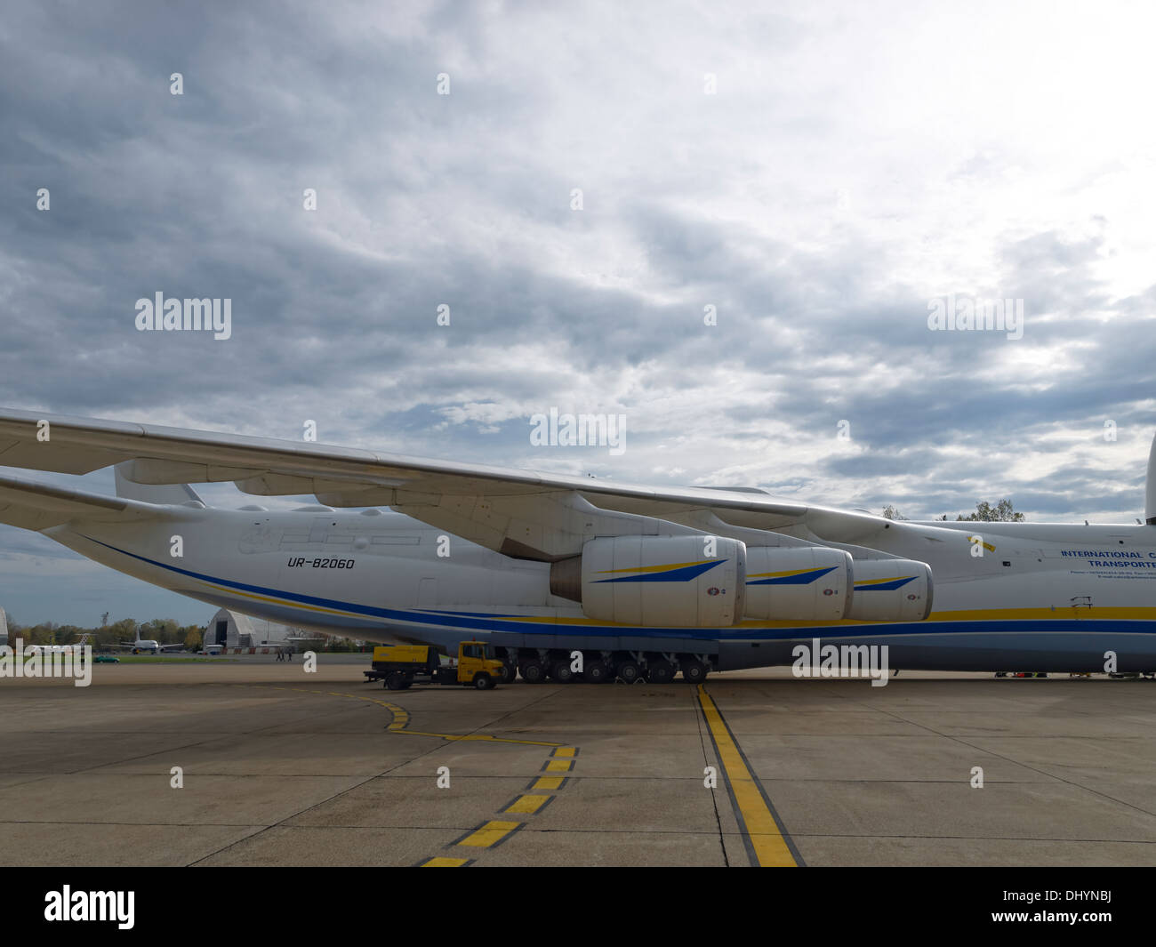 Carrello di servizio (generatore di corrente) s solo dal lato dell'Antonov un-225 aereo per il confronto delle dimensioni. Foto Stock