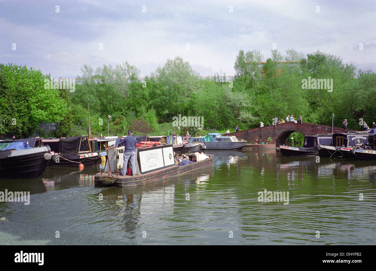 Narrowboat gite in barca, Hawne bacino, Dudley No2 Canal, Commbeswood, Halesowen, West Midlands, England, Regno Unito Foto Stock