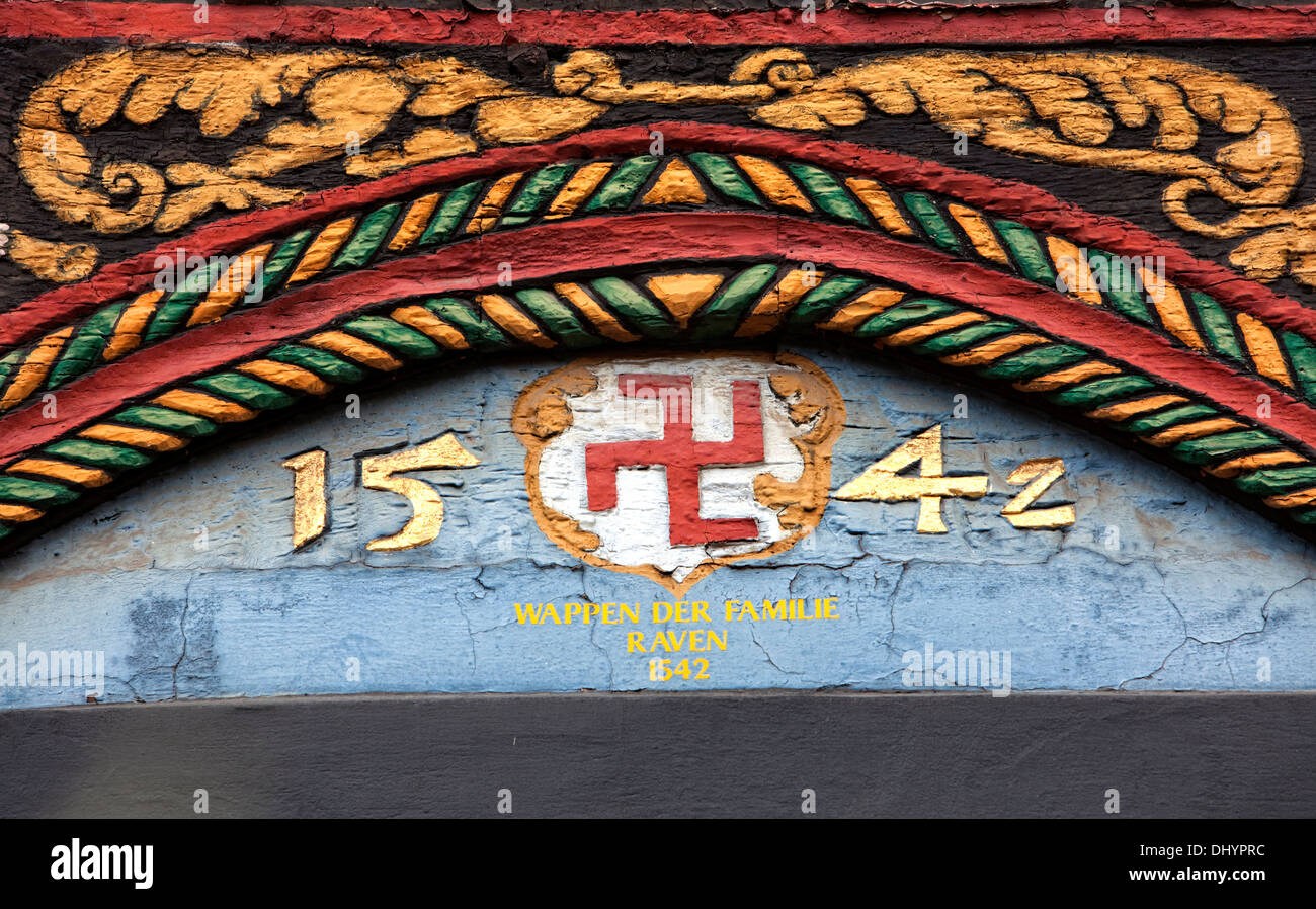 Lo stemma di famiglia, Raven, 1542, ornati Fachwerk-stile, decorazioni su una casa in legno e muratura, Einbeck, Bassa Sassonia, Germania Foto Stock