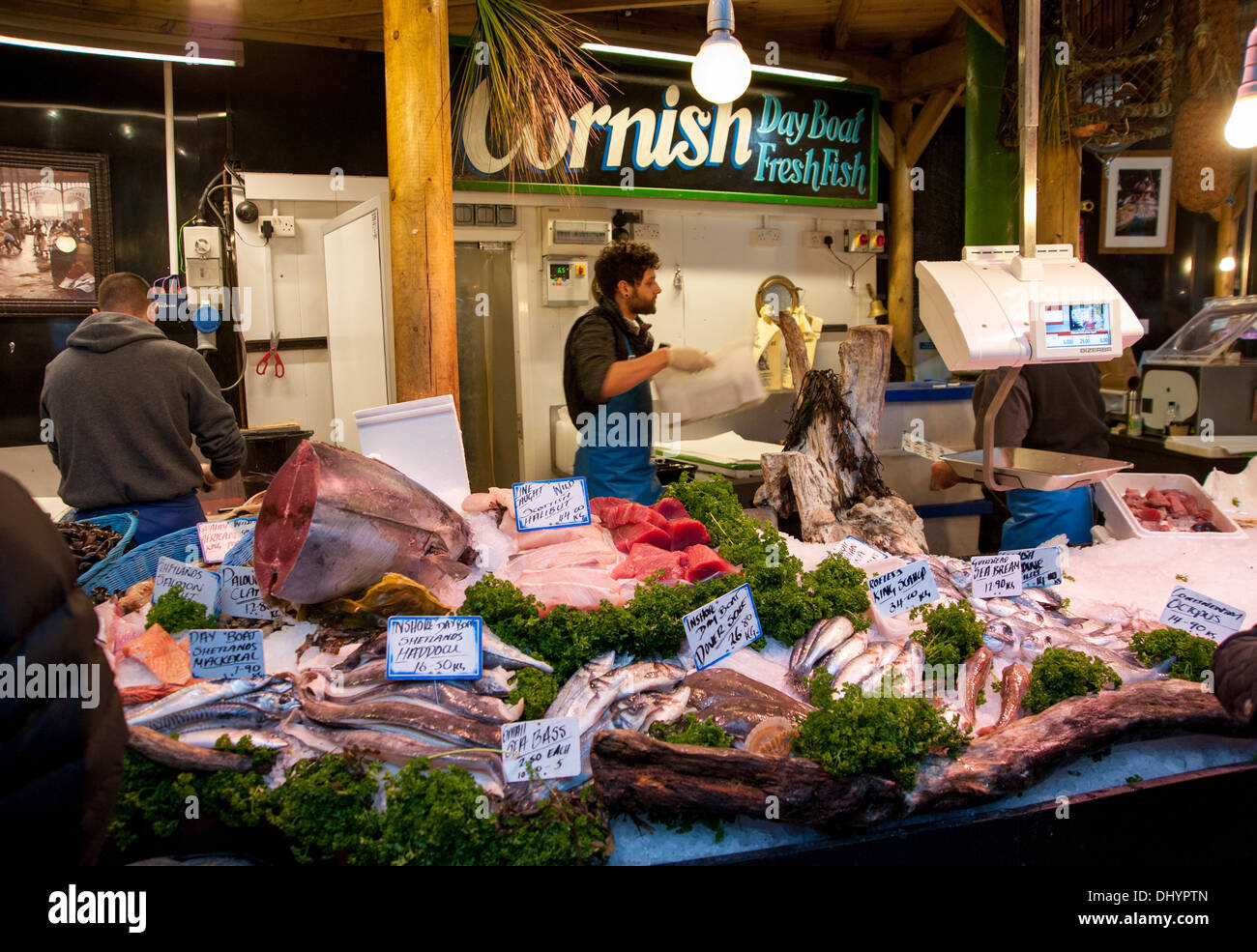 Bancarella di pesce bagnato nel Borough Market London SE1 UK Foto Stock