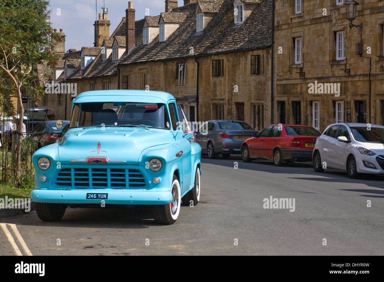 Chevrolet 3100 parcheggiato in Chipping Campden High Street, Cotswolds, UK. Foto Stock