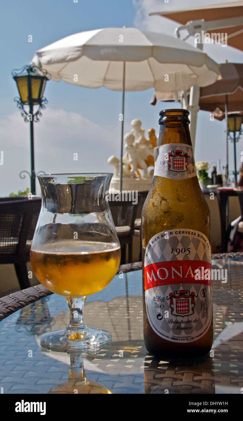 Monaco bottiglia di birra e vetro Costa Azzurra Francia Foto Stock