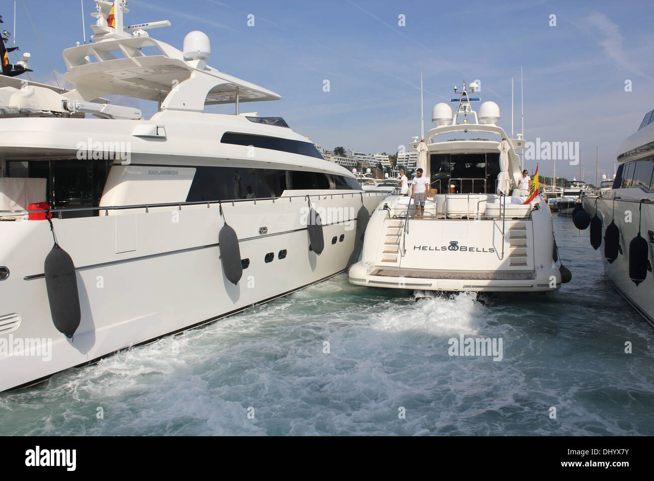 'L'Hells Bells " Mangusta 105 superyacht (32mt) marcia indietro sulla banchina di ormeggio in Puerto Portals Marina, Calvia, Sud Ovest di Mallorca Foto Stock