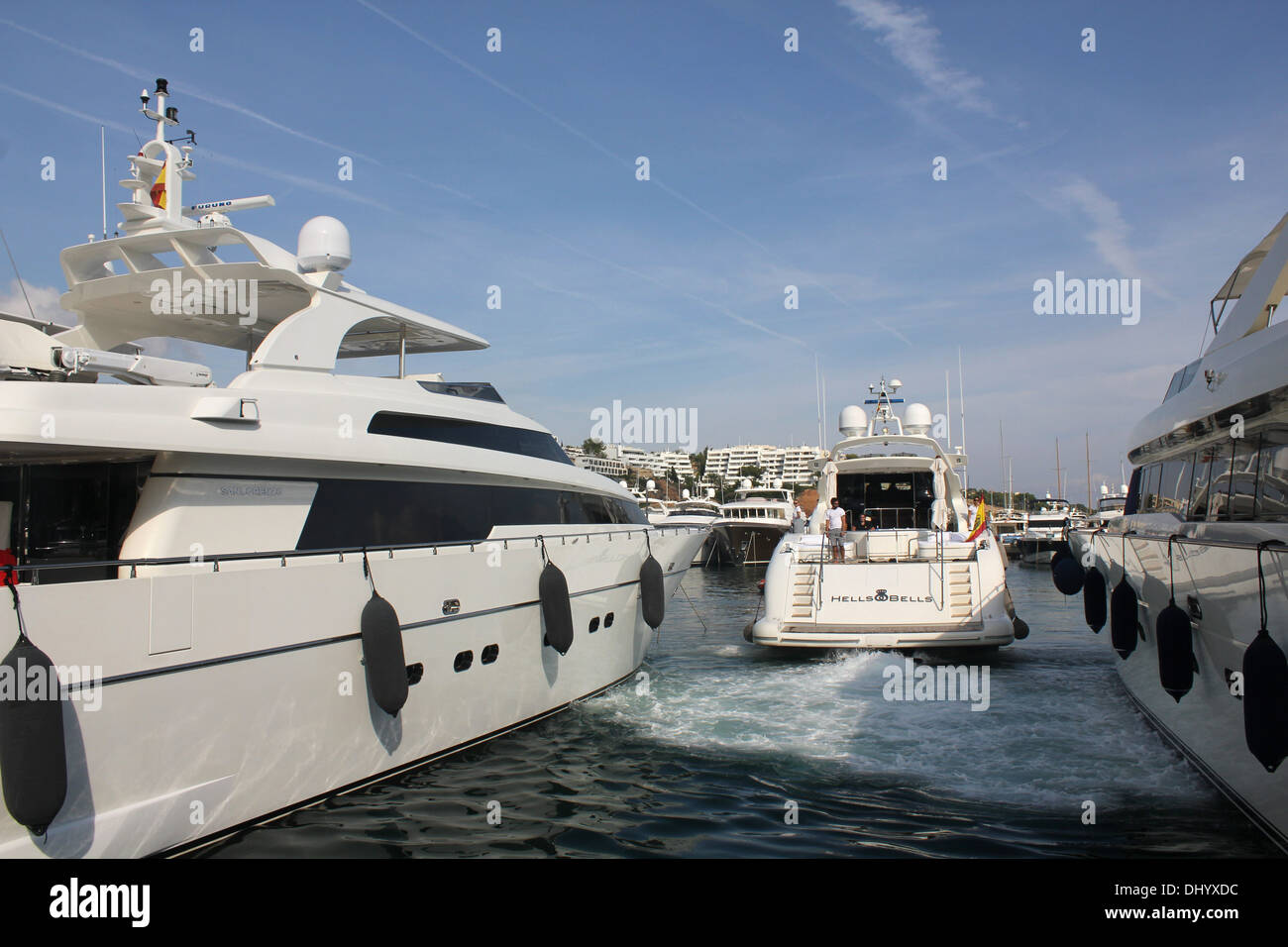 'L'Hells Bells " Mangusta 105 superyacht (32mt) marcia indietro sulla banchina di ormeggio in Puerto Portals Marina, Calvia, Sud Ovest di Mallorca Foto Stock