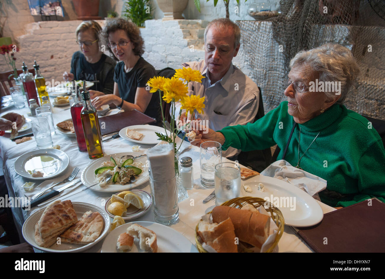 Diners in un ristorante greco in Astoria, Queens, a New York City. Foto Stock