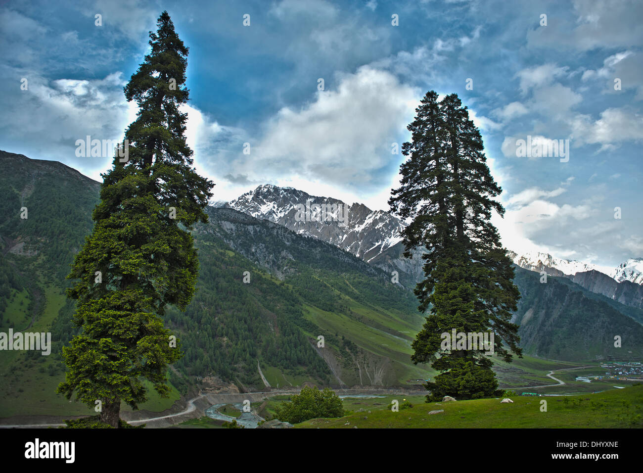 Cime coperte di neve di Himalayan mountain range in Kashmir Foto Stock