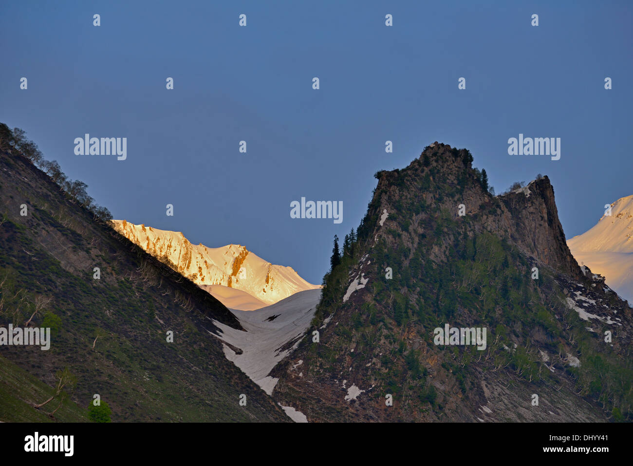 Cime coperte di neve di Himalayan mountain range in Kashmir Foto Stock