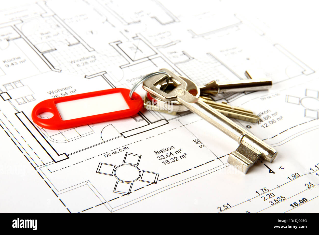 Mazzo di chiavi con portachiavi rosso nella costruzione di disegno, close up Foto Stock