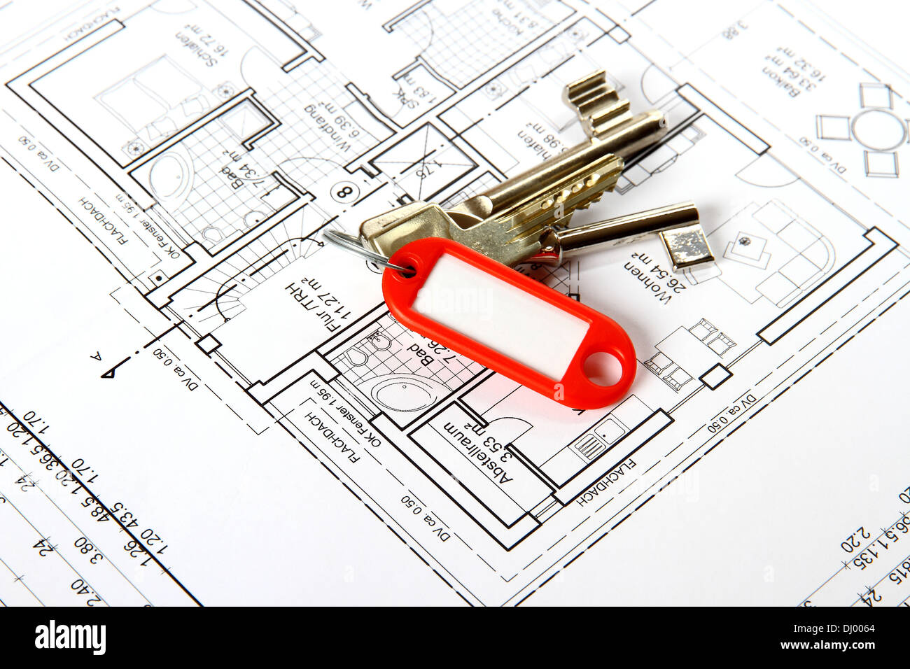 Mazzo di chiavi con portachiavi rosso nella costruzione di disegno, soft focus Foto Stock