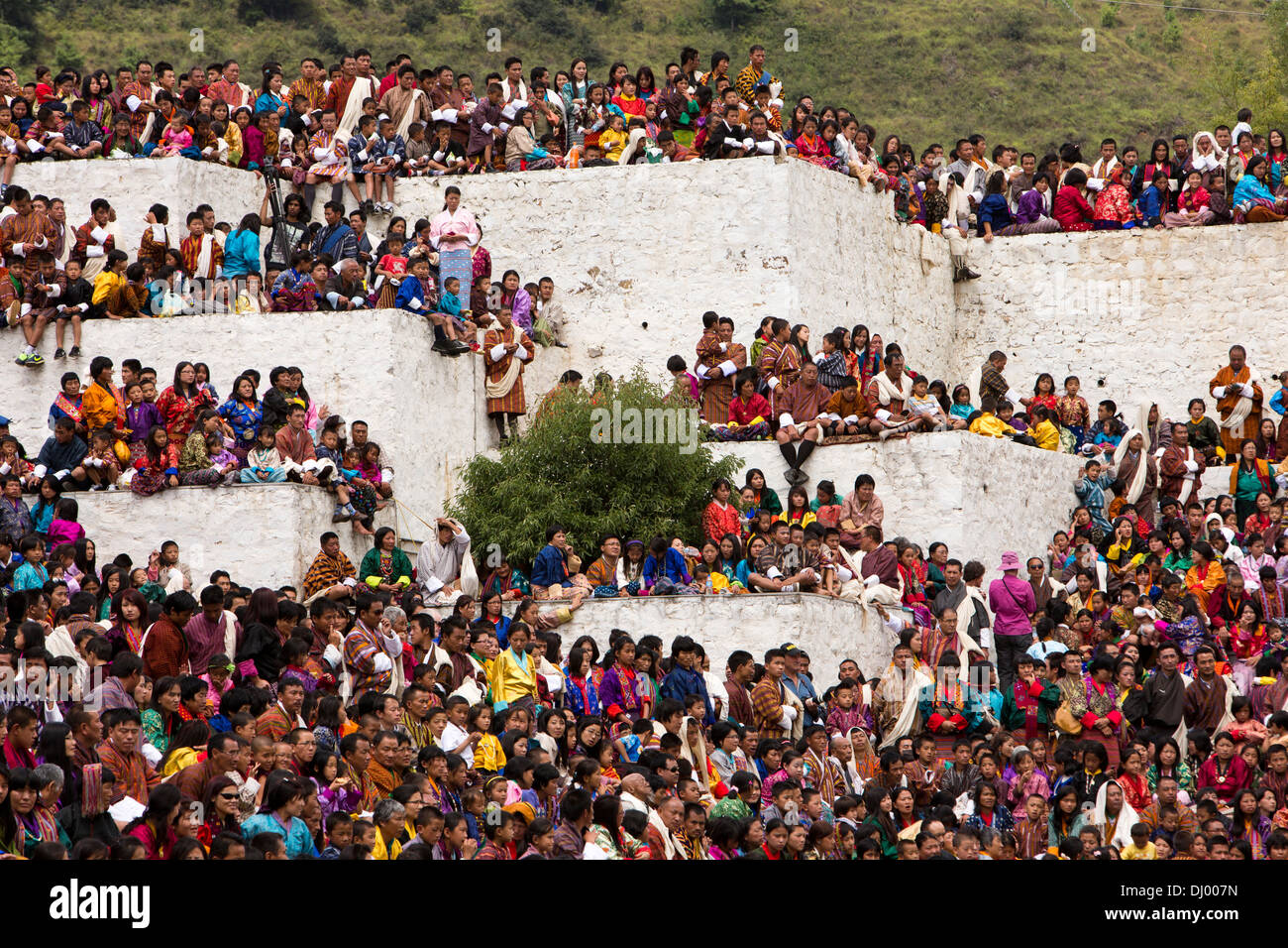 Il Bhutan, Thimpu Dzong, Tsechu annuale, il pubblico del festival il riempimento di tutti i punti di vista Foto Stock