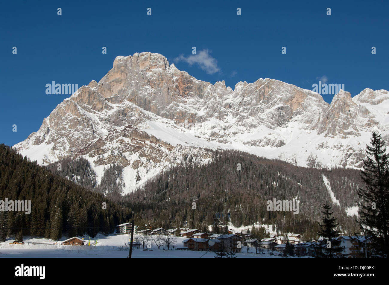 San Martino di Castrozza e Dolomiti sullo sfondo Foto Stock
