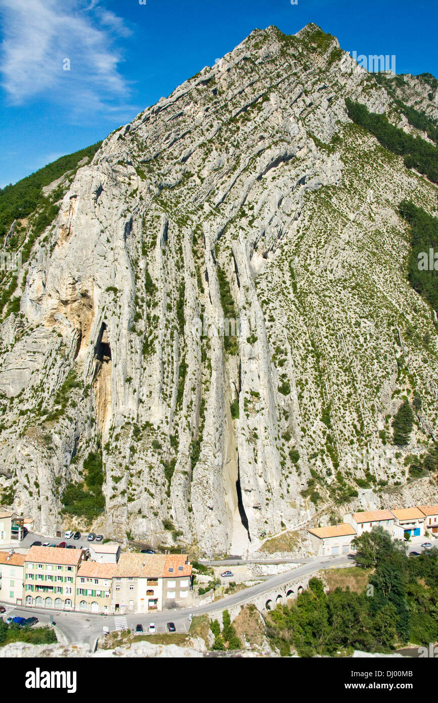 Ripiegata di strati di calcare di Montagne de la Baume, Sisteron, Francia Foto Stock