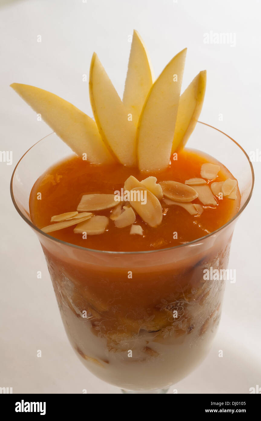 Apple cup con medlars e soft latte di mandorla Foto Stock