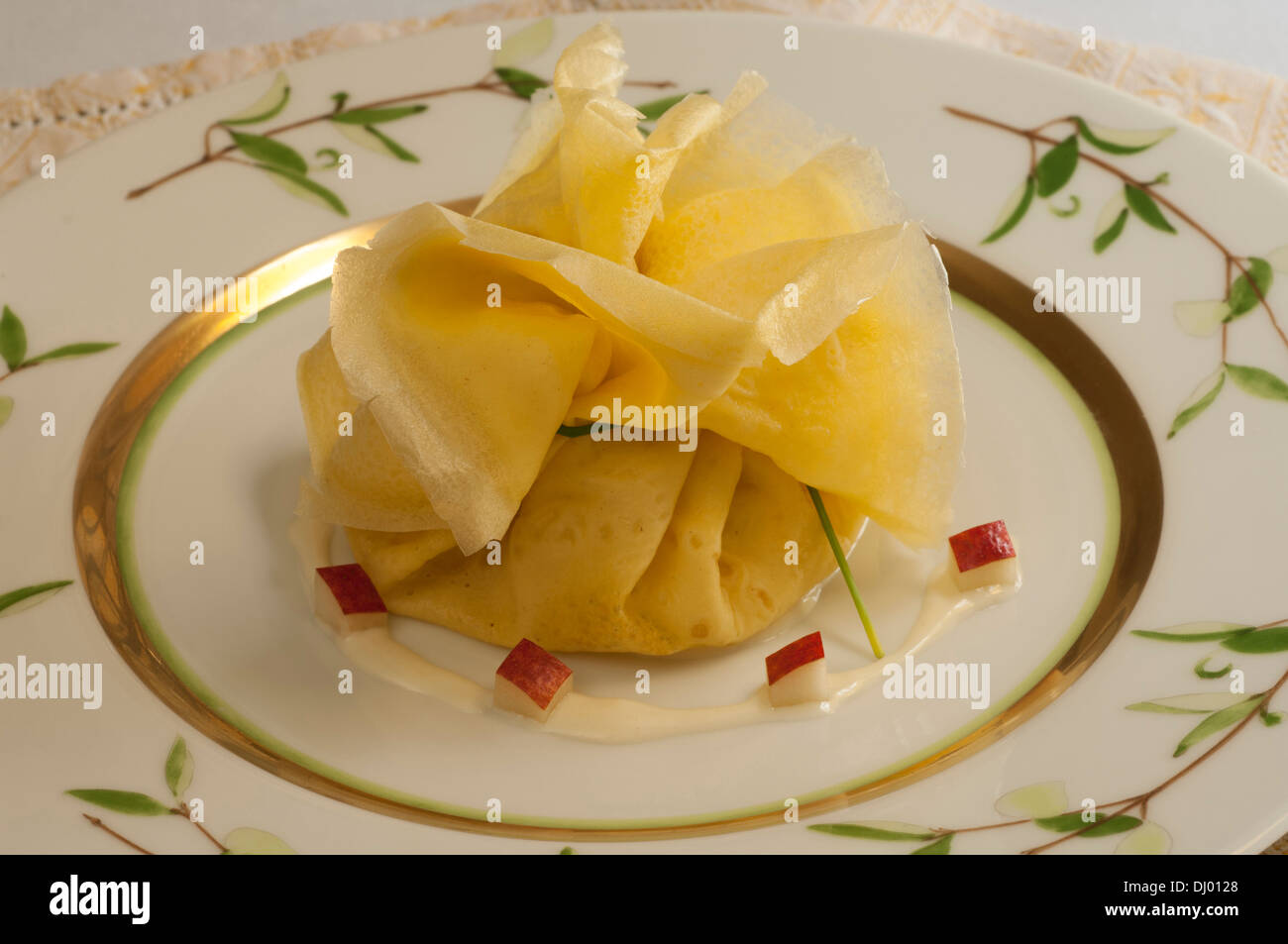 Fasci di crespelle con pere noci e Roquefort Foto Stock