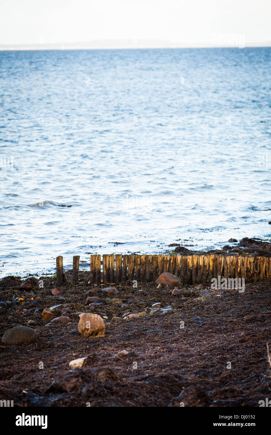 Mar baltico serata di sfondo in legno martello d'onda beach in autunno e inverno Foto Stock