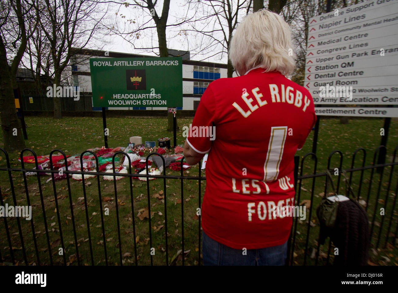 Woolwich Londra,UK. 17 novembre 2013. Un piccolo gruppo di dimostranti con possibili collegamenti ad ala destra gruppi prendere parte in un Lee Rigby memorial a piedi da pagare rispetto all esercito britannico soldato (batterista) Lee Rigby che è stato aggredito e ucciso da due uomini armati vicino al Royal Artillery Barracks a Woolwich il 22 maggio 2013 terminante in una ghirlanda di cerimonia di posa e due minuti di silenzio all'ingresso del Woolwich caserma Credito: amer ghazzal/Alamy Live News Foto Stock