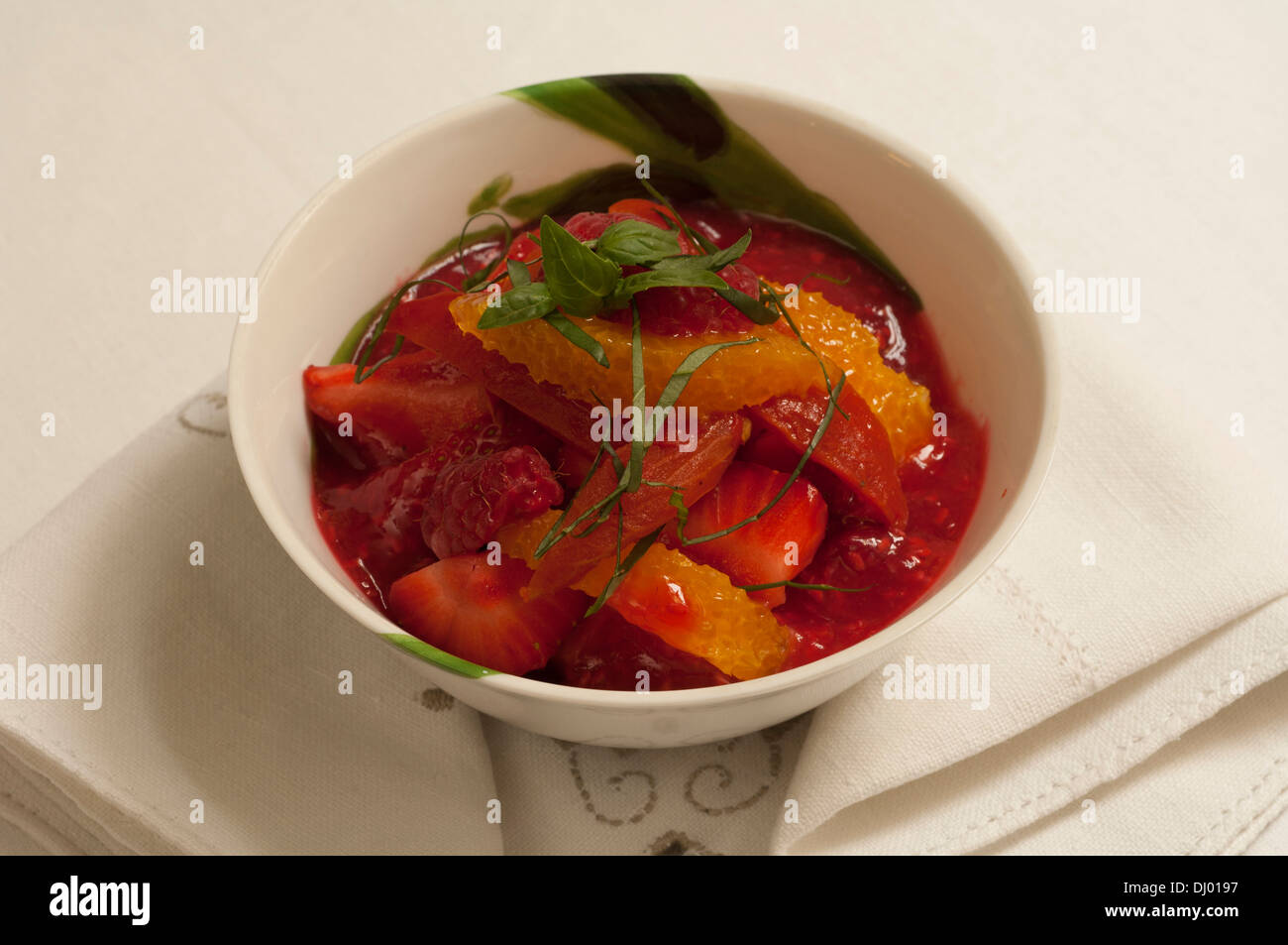 La fragola e insalata di agrumi con secchi pomodori e basilico Foto Stock