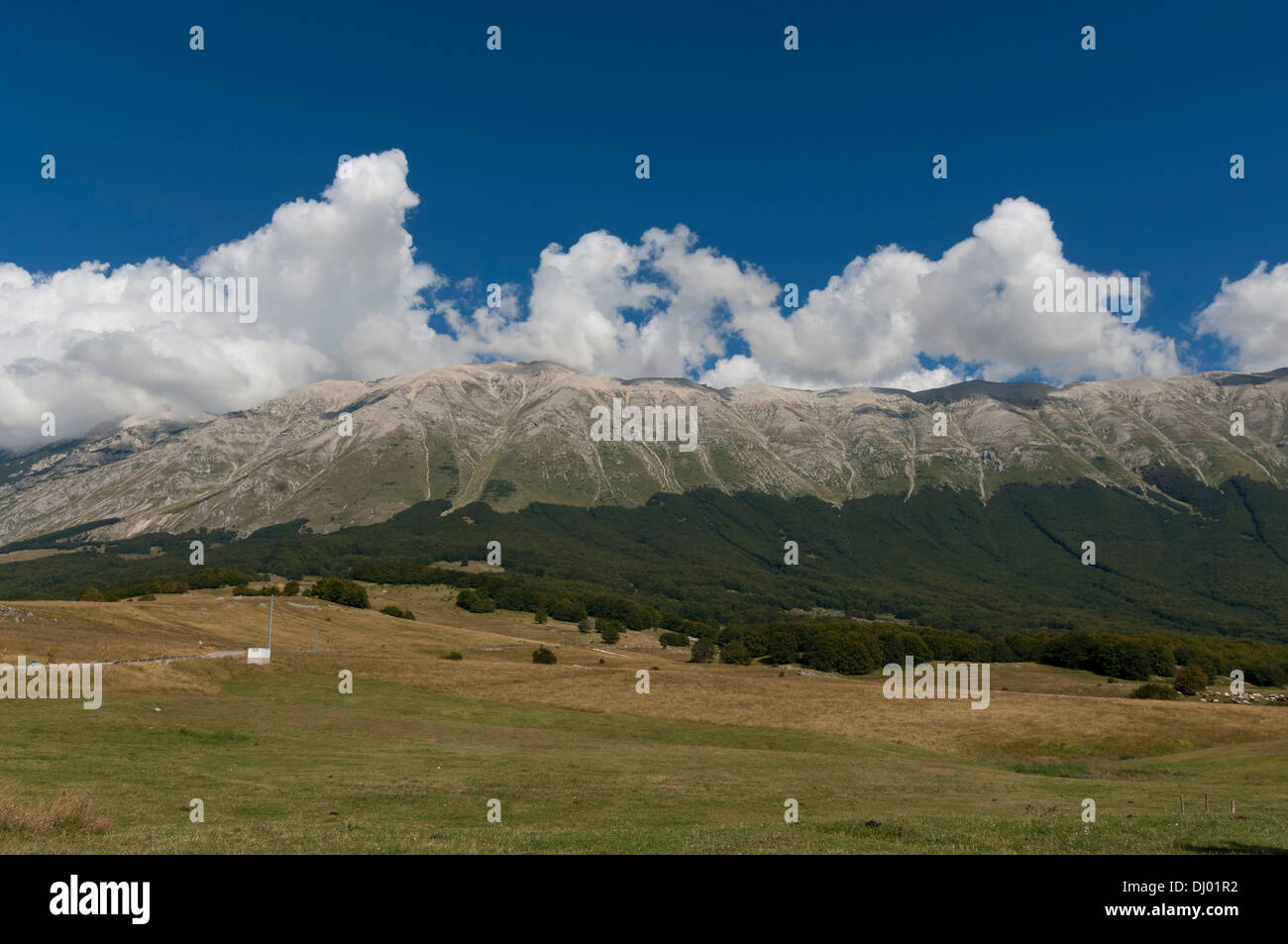 Vista panoramica della Majella a Passo San Leonardo, Pacentro. Foto Stock