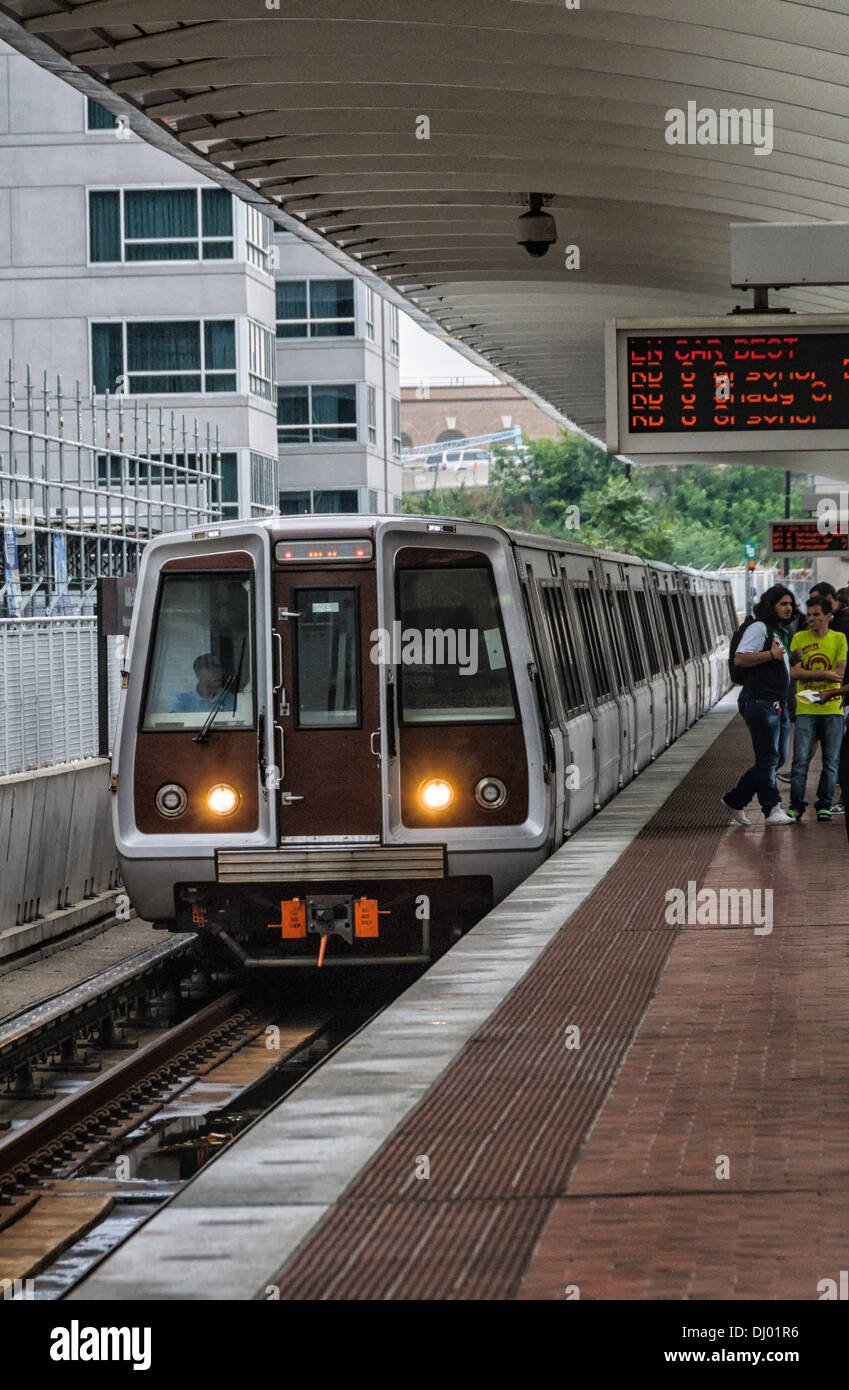 Linea rossa del treno, area di Washington Metro Transit Authority, NoMa la Stazione della Metropolitana di Washington, DC Foto Stock