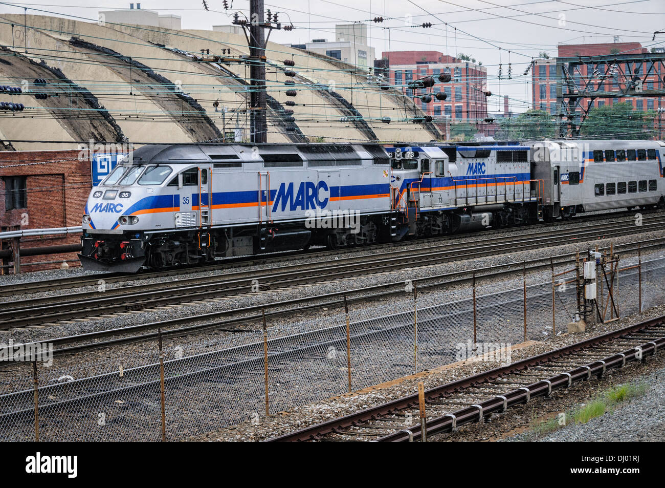 MARC MP36PH-3C locomotore n. 35 & GP39H-2 locomotiva n. 73 fuori della Union Station, Washington DC Foto Stock