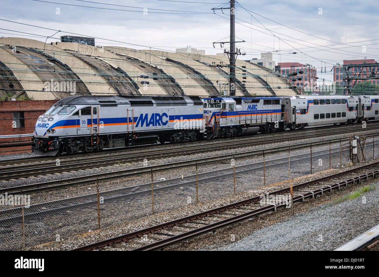 MARC MP36PH-3C locomotore n. 35 & GP39H-2 locomotiva n. 73 fuori della Union Station, Washington DC Foto Stock