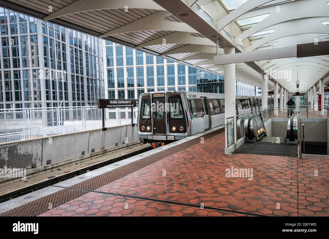 Linea rossa del treno, area di Washington Metro Transit Authority, NoMa la Stazione della Metropolitana di Washington, DC Foto Stock