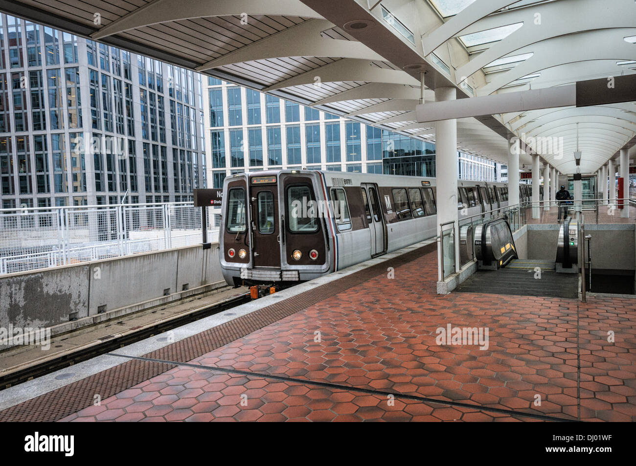 Linea rossa del treno, area di Washington Metro Transit Authority, NoMa la Stazione della Metropolitana di Washington, DC Foto Stock