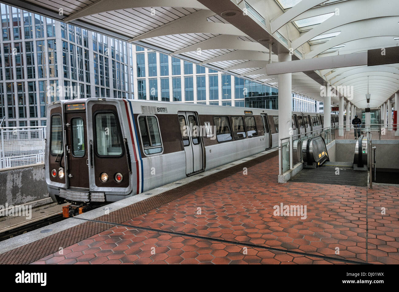 Linea rossa del treno, area di Washington Metro Transit Authority, NoMa la Stazione della Metropolitana di Washington, DC Foto Stock