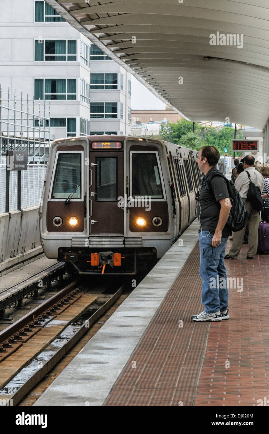 Linea rossa del treno, area di Washington Metro Transit Authority, NoMa la Stazione della Metropolitana di Washington, DC Foto Stock