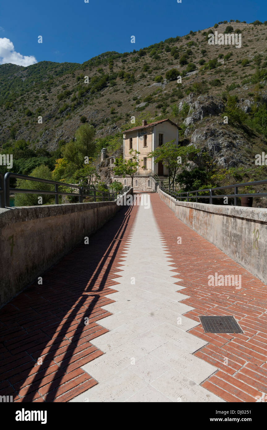 Vista panoramica del Ponte San Domenico lago, San Domenico Hermitage su sfondo, Villalago. Abruzzo, Italia. Foto Stock