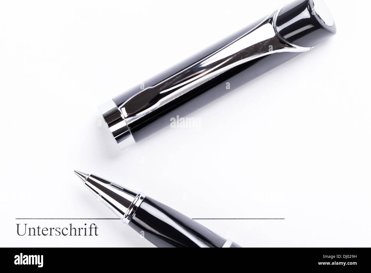 Macro closeup firmare il documento contratto di riempimento penna sfondo bianco vuoto Foto Stock