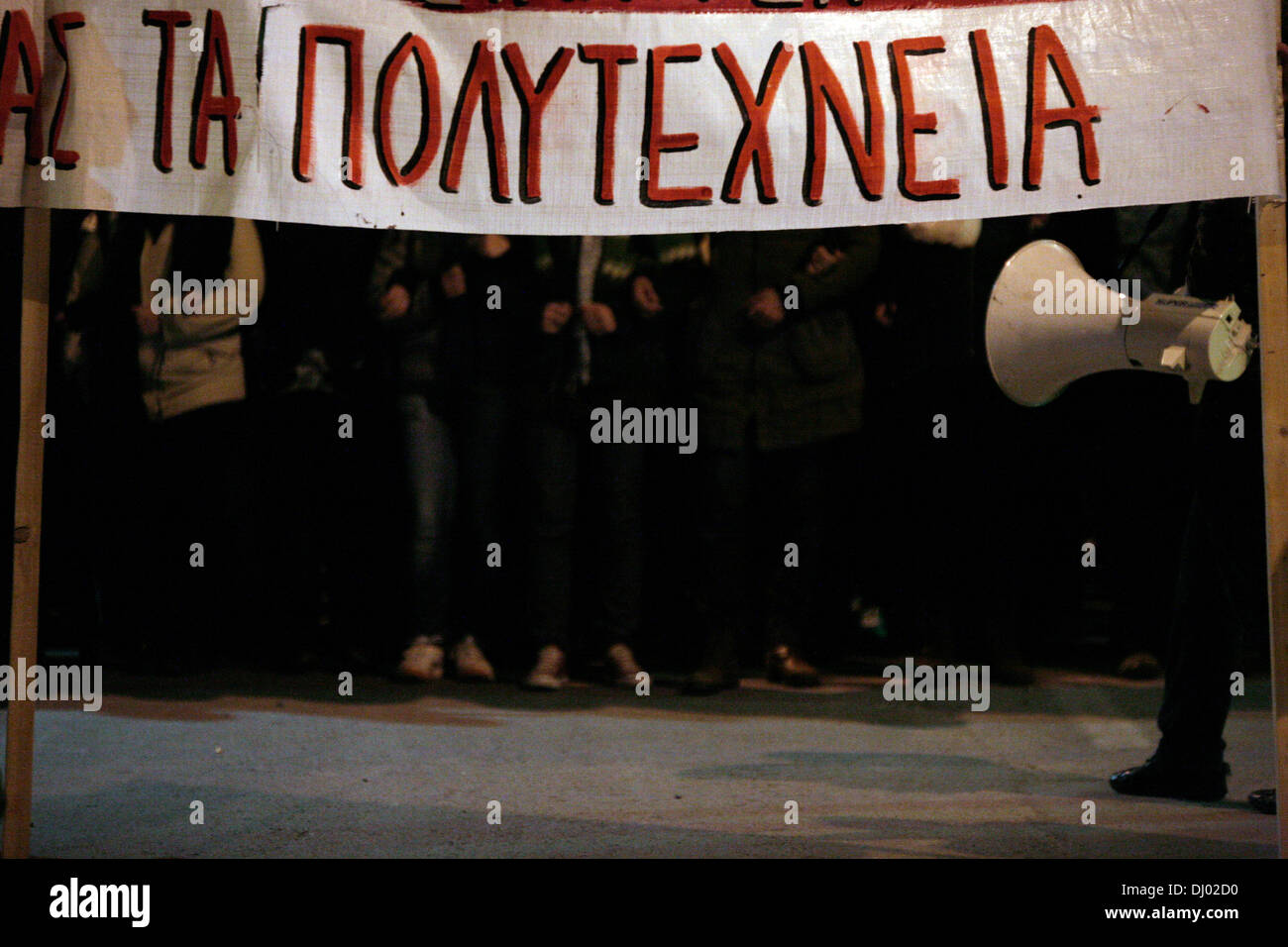 Salonicco, Grecia. 17 Nov, 2013. Migliaia di Greci presero a Salonicco e strade a novembre17 per il quarantesimo anniversario di una sanguinosa insurrezione degli studenti nel 1973s. La sanguinosa insurrezione 1973 portato dagli studenti del Politecnico di Atene ha contribuito a rovesciare un sette anni di dittatura militare che infine è crollato il seguente anno. Salonicco, Grecia il 17 novembre 2013. Credito: Konstantinos Tsakalidis/Alamy Live News Foto Stock