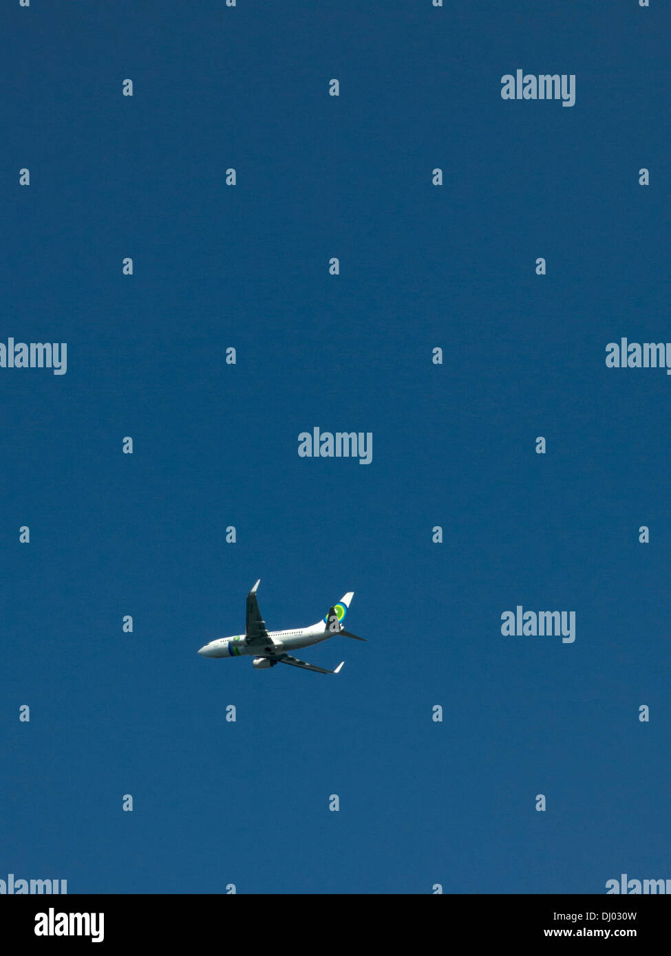 Aeroplano contro un cielo blu chiaro Foto Stock