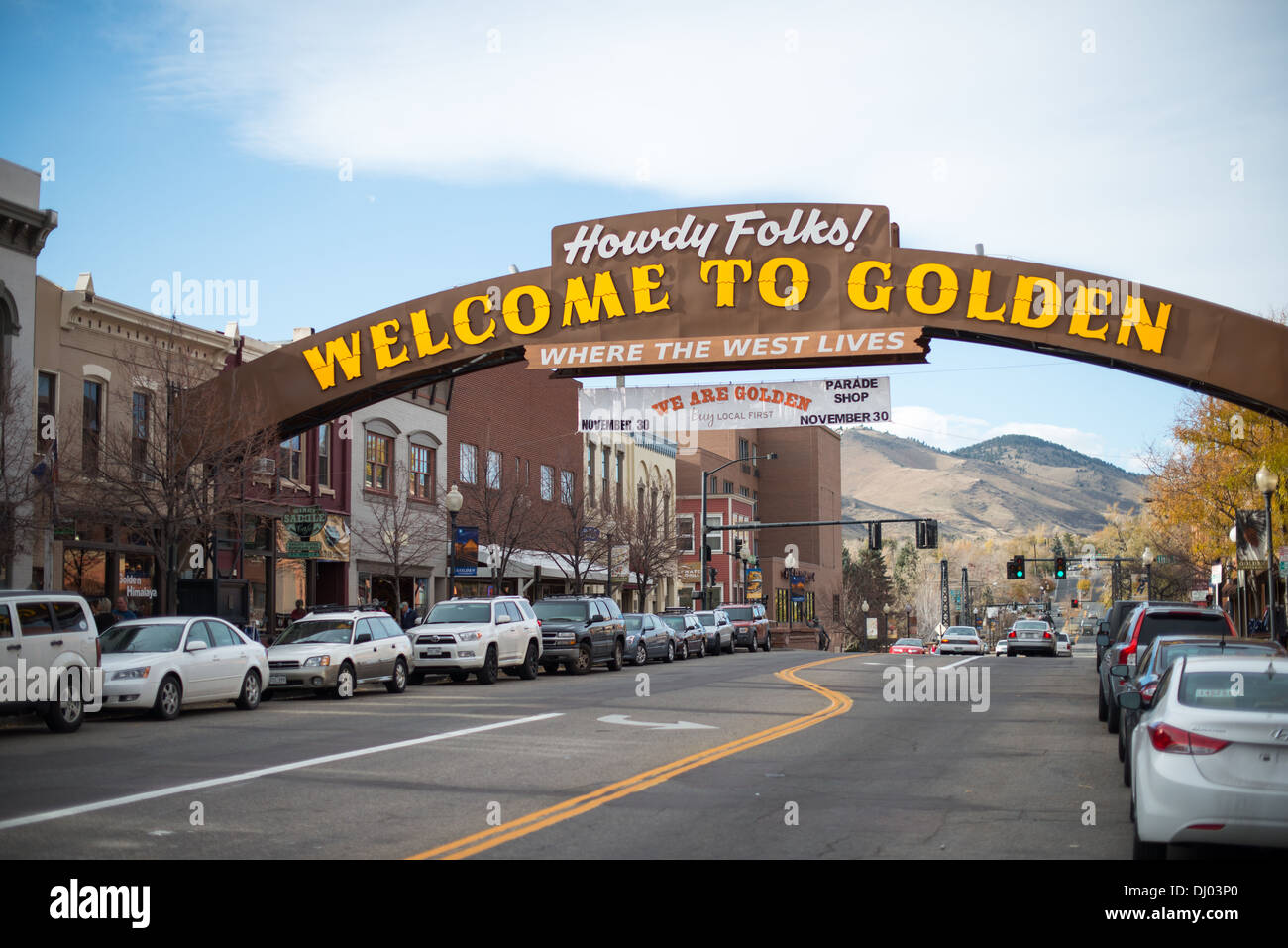 Golden Colorado Welcome Sign Main Street // Un cartello si affaccia sulla strada principale di Golden, Colorado, dando il benvenuto ai visitatori della città. Foto Stock