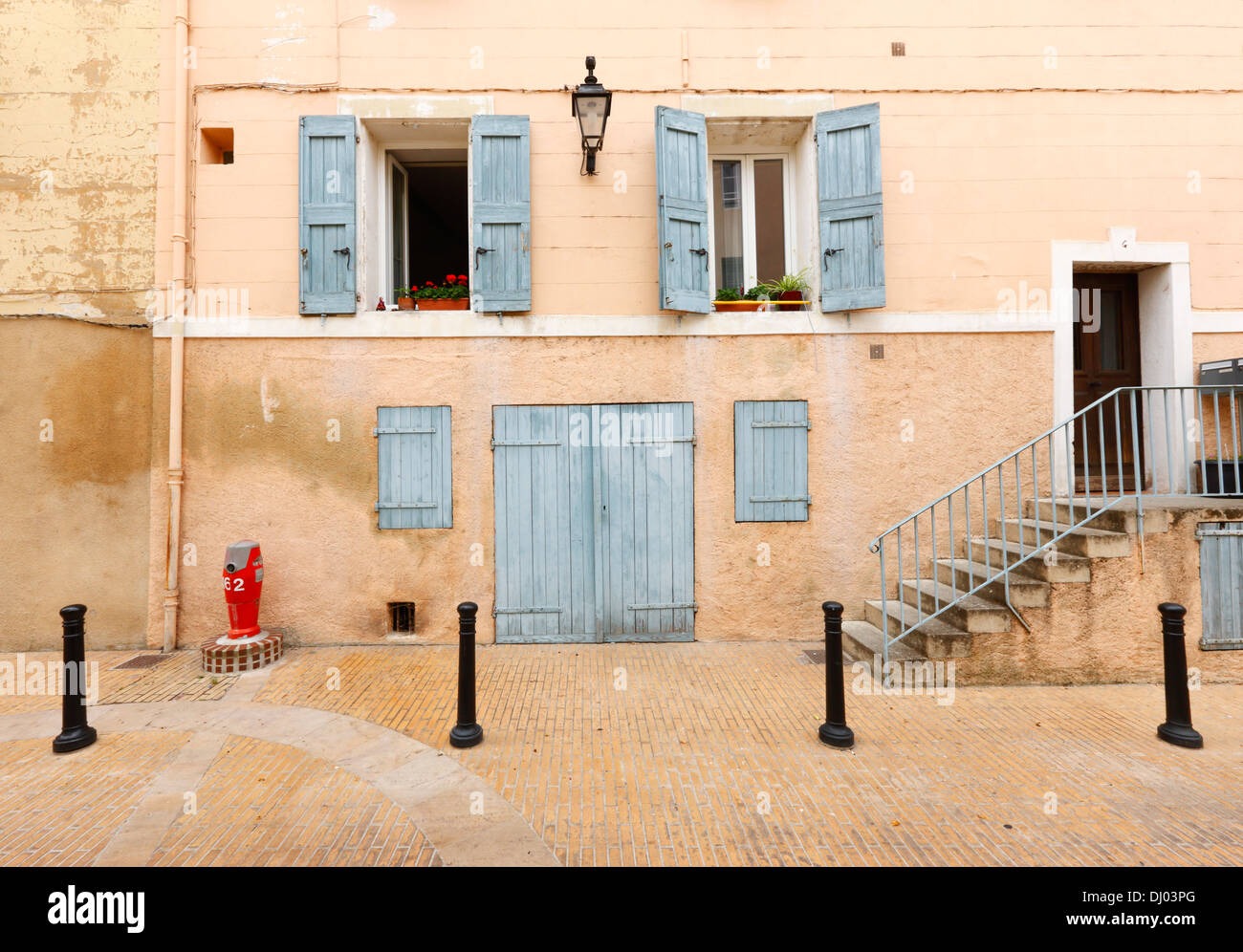 Il vecchio edificio con facciata in manosque, Francia Foto Stock