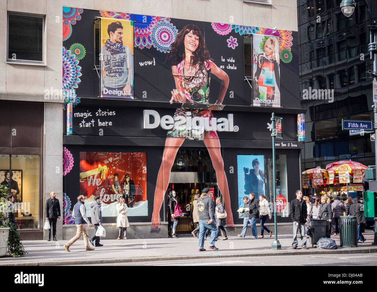 Un Desigual store sulla Fifth Avenue a New York Foto stock - Alamy