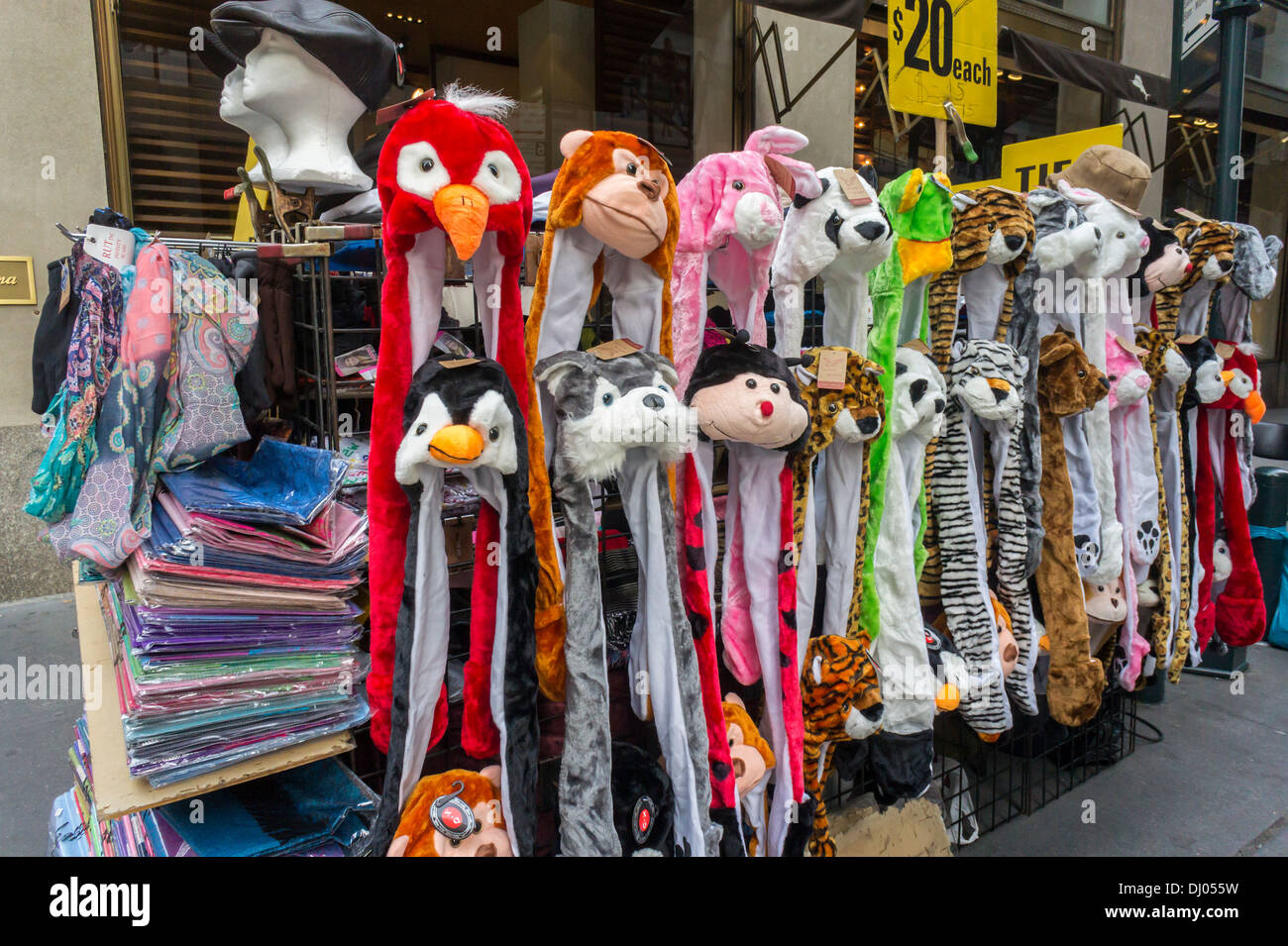 A tema animale inverno cappelli sono venduti da un fornitore sulla Fifth Avenue nel centro di Manhattan a New York Foto Stock