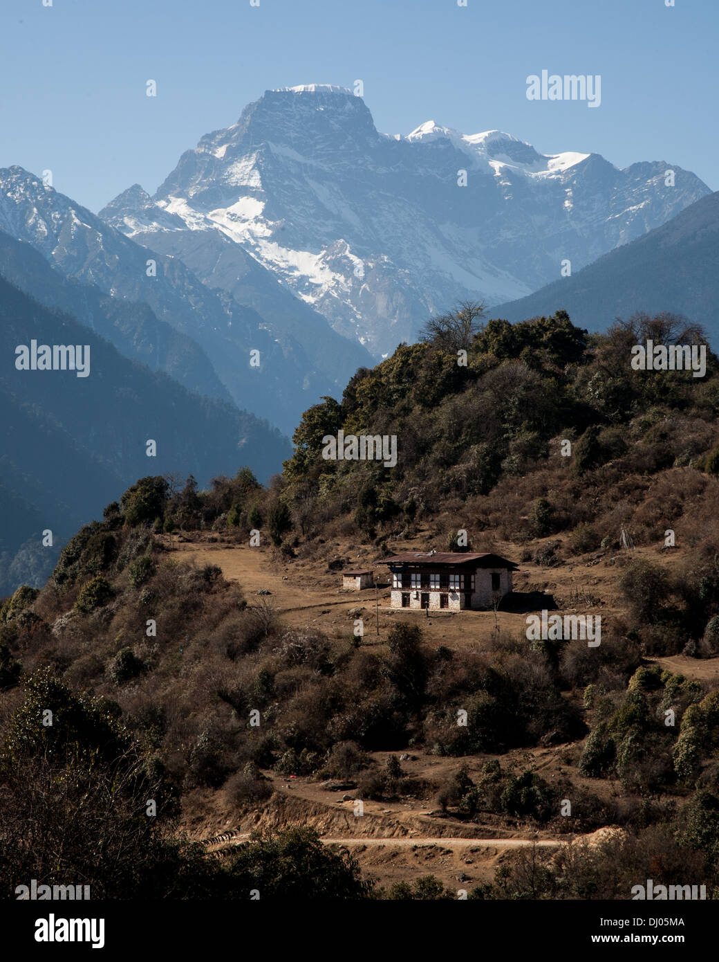 Una tradizionale casa bhutanesi tra l'Himalaya - Gasa, Bhutan Foto Stock