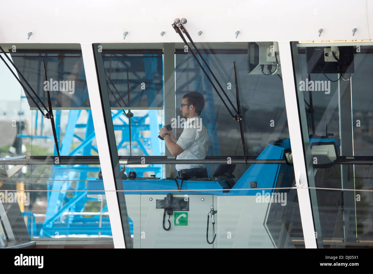 Officer sul ponte della nave da crociera Celebrity Eclipse Foto Stock