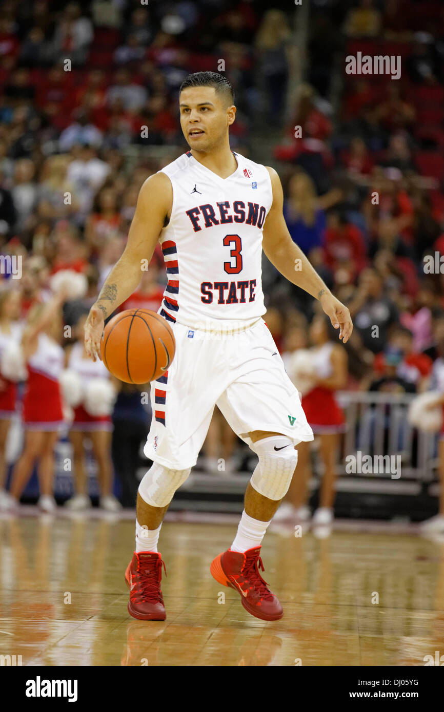 Novembre 16, 2013 Fresno, CA - Fresno membro guard Cezar Guerrero nel gioco tra il Northridge mattatori e il Raschino di Fresno membro Bulldogs a Save Mart Center Fresno, in CA. Fresno membro ha vinto il gioco 80 a 64. Foto Stock