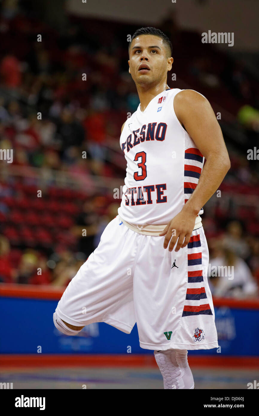 Novembre 16, 2013 Fresno, CA - Fresno membro guard Cezar Guerrero nel gioco tra il Northridge mattatori e il Raschino di Fresno membro Bulldogs a Save Mart Center Fresno, in CA. Fresno membro ha vinto il gioco 80 a 64. Foto Stock