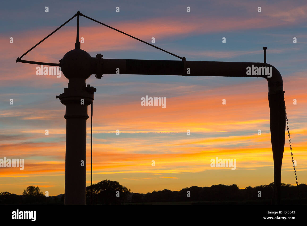 Il sole tramonta dietro la torre dell'acqua a vescovi hanno Lydeard stazione sul West Somerset Railway durante l'autunno 2013 Gala di vapore Foto Stock