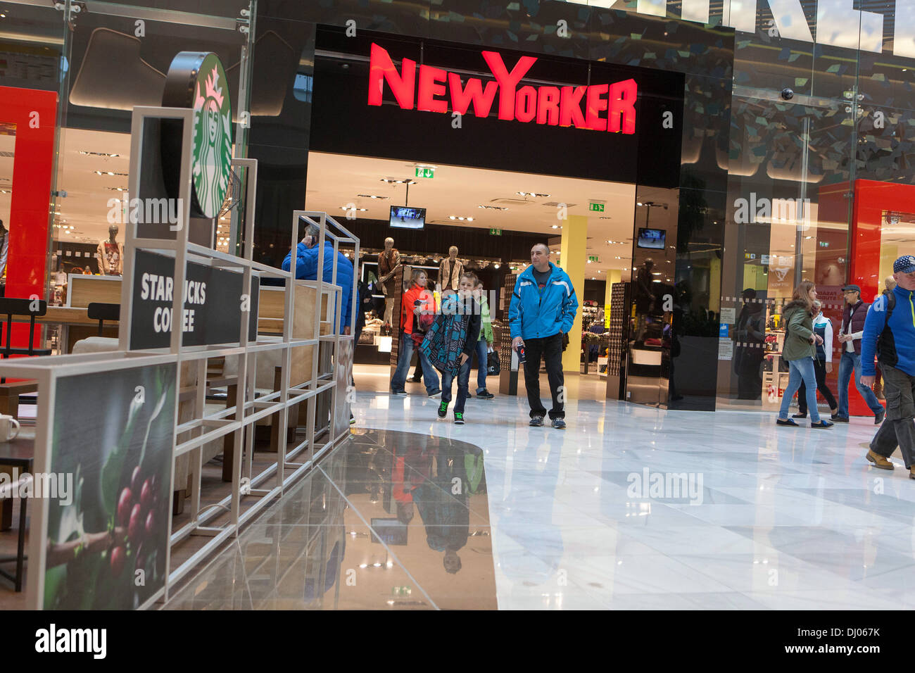 Shopping nei grandi magazzini, NewYorker store, Praga, Repubblica Ceca Foto Stock