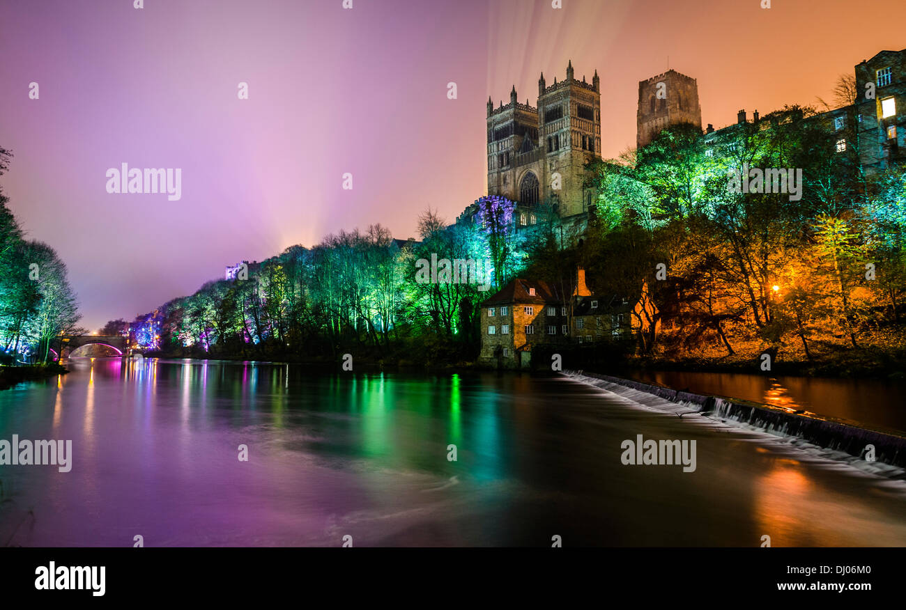 La cattedrale e castello di Durham con il fiume usura Lumiere festival della luce, Durham Inghilterra Foto Stock