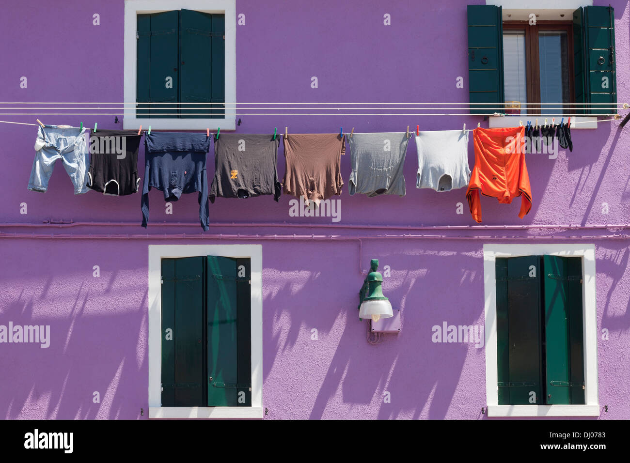 Burano - Viola casa con asciugatura Foto Stock