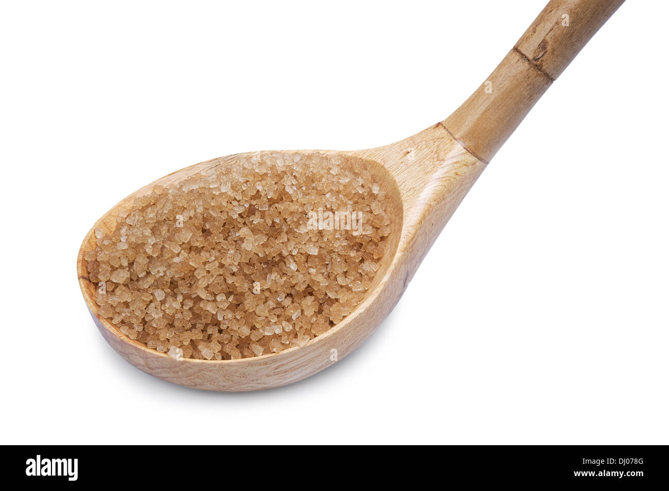 Lo zucchero di canna con il cucchiaio di legno su sfondo bianco Foto Stock