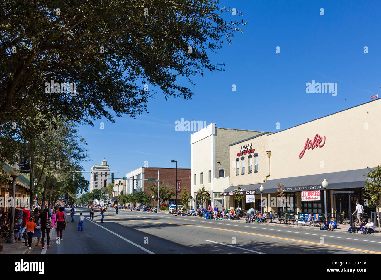 Strada principale nel centro di Gainesville sul giorno di Homecoming Parade, Florida, Stati Uniti d'America Foto Stock