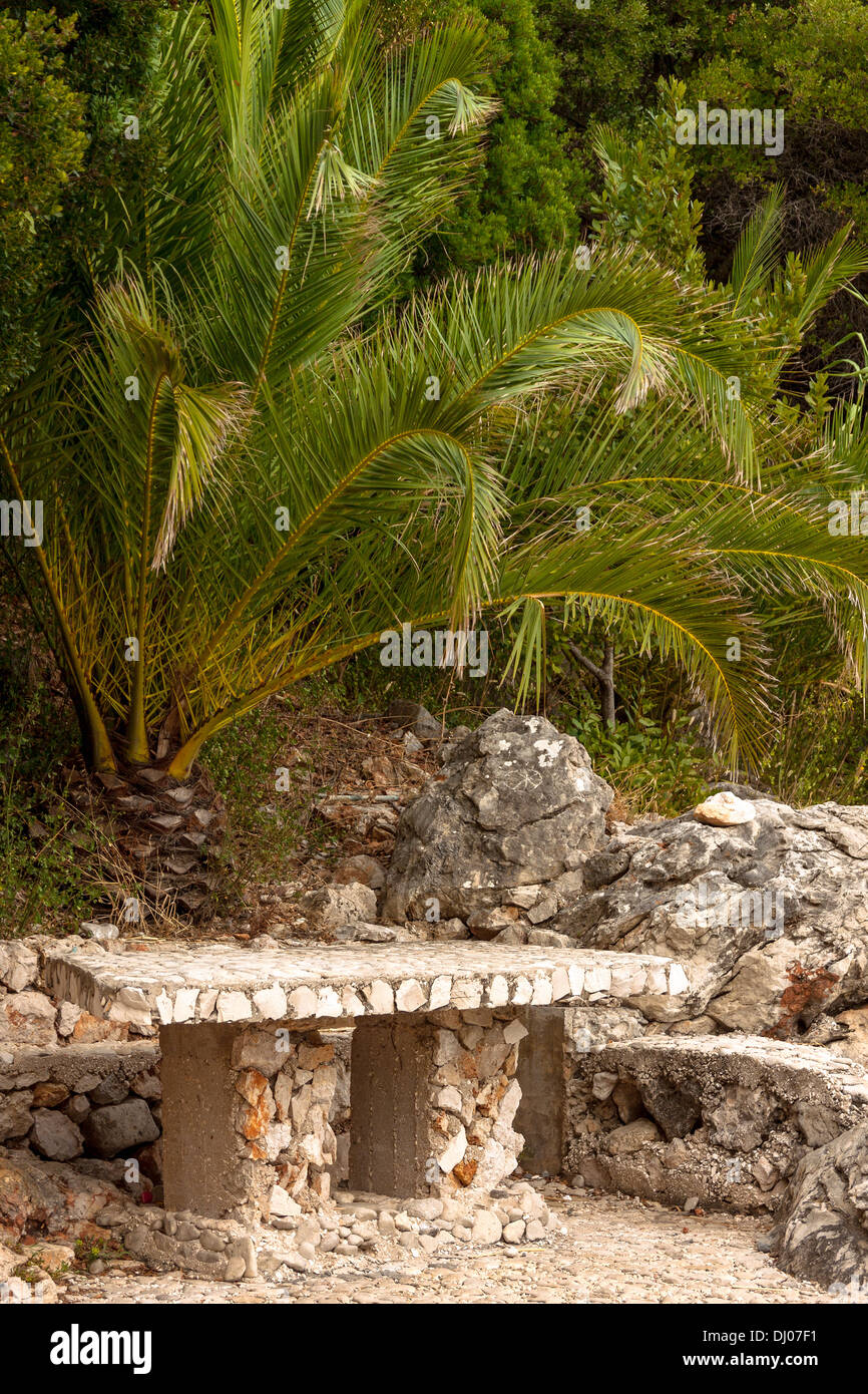 Tavolo di pietra nella baia di Tudorovica sull isola di Korcula, Croazia Foto Stock